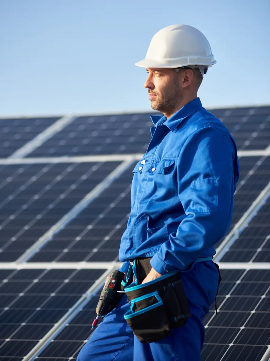 Jeune entrepreneur solaire sur le littoral sénégalais